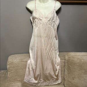 VINTAGE Vanity Fair Beigw Lace Trim Slip 36 L